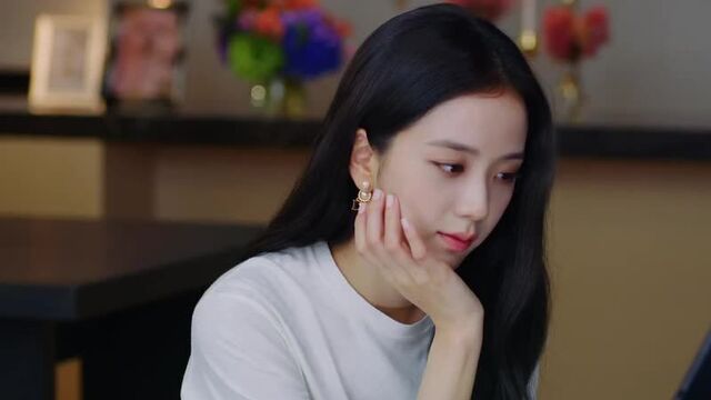Jisoo from Blackpink Watching the Dior Spring-Summer 2021 Show