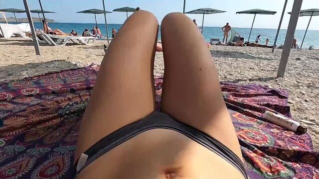 Светит пиздой на пляже