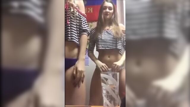 Школьницы светят сиськами и жопами в перископ nude teen boobs and ass schoolgirls