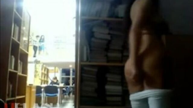Caught Flashing in School Library - красивый стриптиз в библиотеке