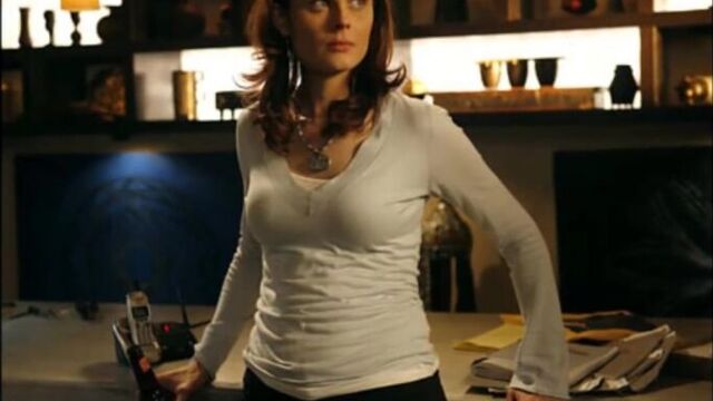 Emily Deschanel sexy Milf
