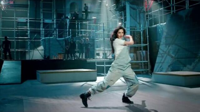 Kamli - Full Song _ DHOOM_3 _ Katrina Kaif _ Aamir Khan _ Sunidhi Chauhan _ Pritam