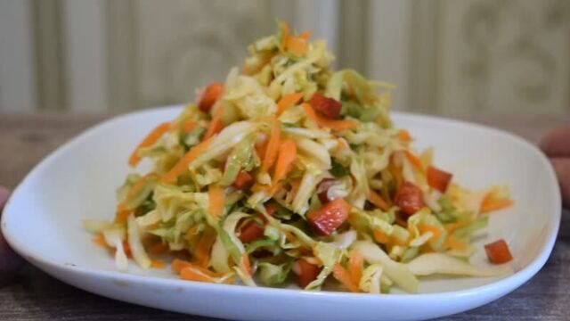 Салат из Свежей Капусты как в Столовой СССР. Как Приготовить Вкусный Хрустящий Салат из Капусты с Уксусом