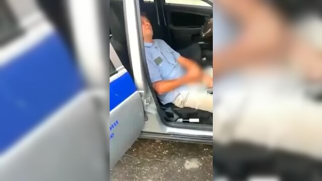 Мужик дрочит в машине ДПС