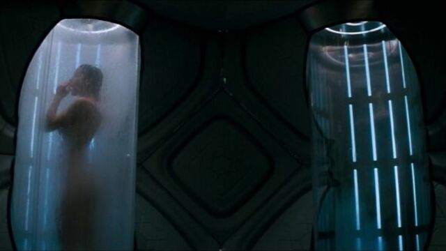 Керри-Энн Мосс (Carrie-Anne Moss nude scenes in "Red Planet" 2000)