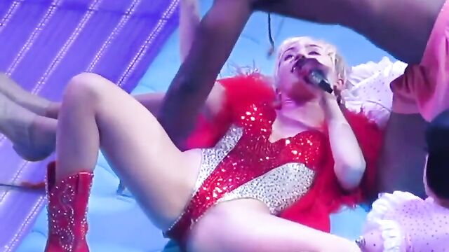 Miley Cyrus nude