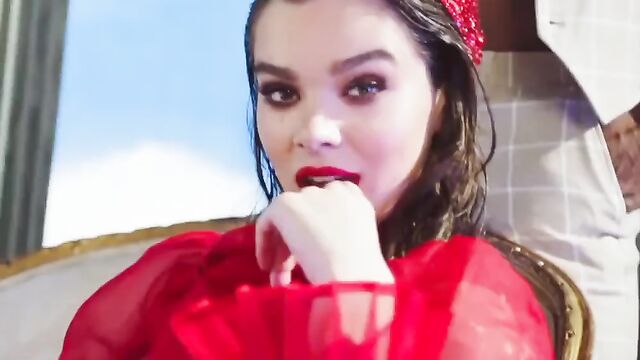 Hailee Steinfeld nude