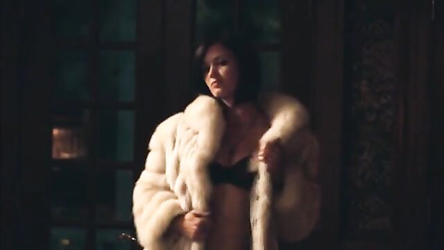 Emily Blunt nude