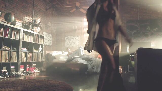 Avril Lavigne nude