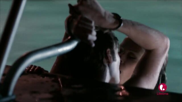 Dina Meyer nude