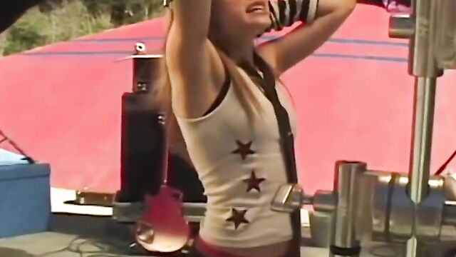 Avril Lavigne nude