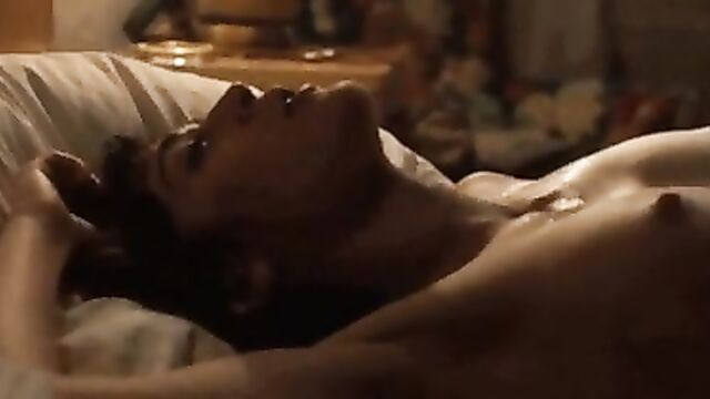 Lizzy Caplan nude