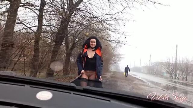 Засветила писю в общественном месте и помастурбировала