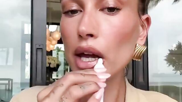 Hailey Bieber nude