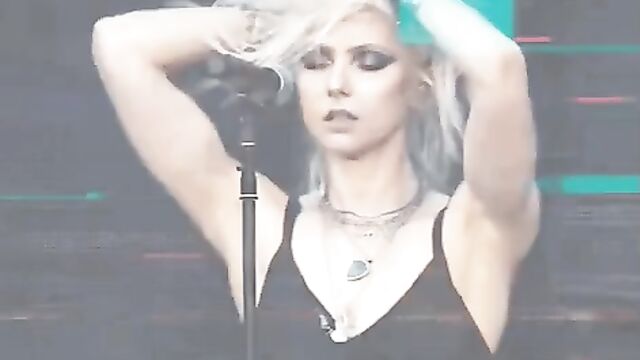 Taylor Momsen nude