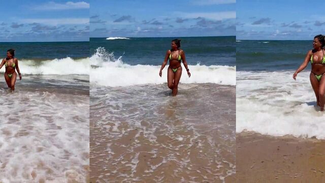 Funkeira safada mostrando sua buceta dançando sem calcinha amadora