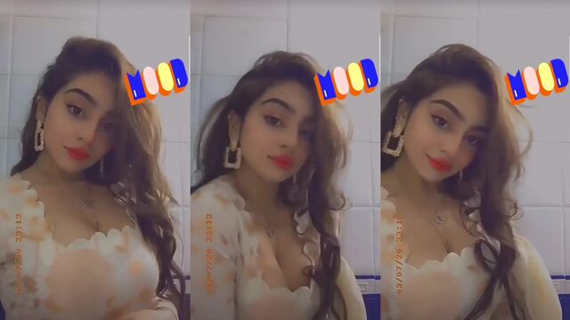 Indian babe plays with her milky Pakistani pussy close-up