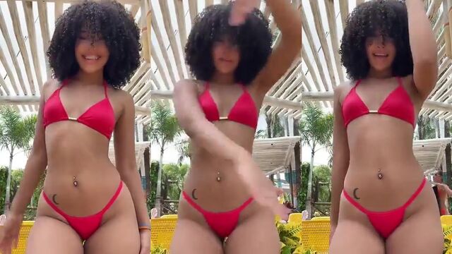 A sensual morena brasileira dança no biquíni na praia