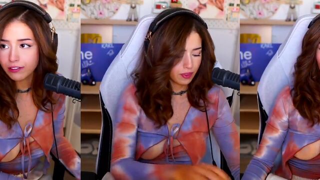 A hot boob slip accident with a streamer who doesn’t wear bras