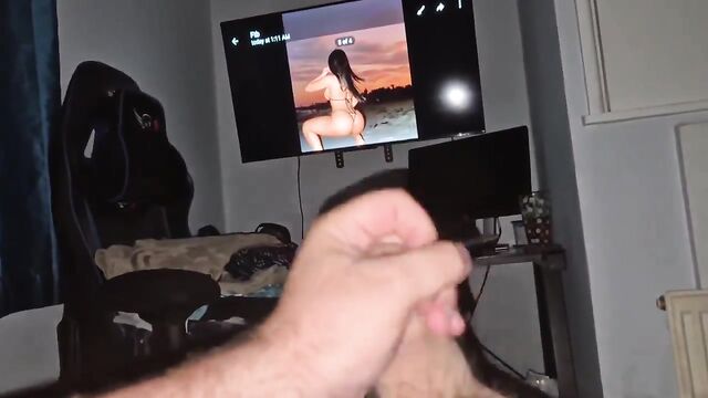A sexy woman named Huda Mustafa gave a blowjob to her boss in the gym