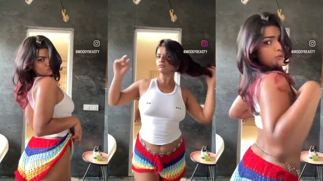 Asian Instagram influencer masturbates and shows her holes in a steamy video