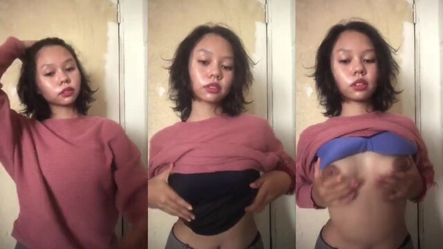 AweK sedap tidur di atas pepek berair dengan tetek bulat