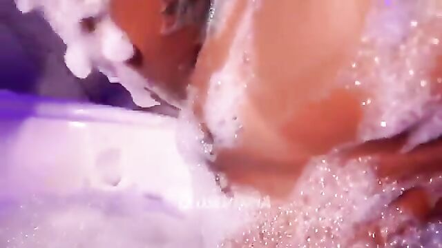 Salvadorean woman has an intense and passionate sex with her partner