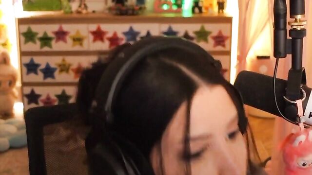 SincerelyJuju leaks her big boobs during a Twitch stream!