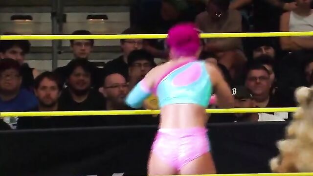 Harley Hudson shakes big ass during intense wrestling match