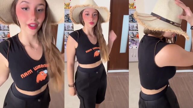 Hot Latina Colombiana Emikukis shows her huge boobs on cam
