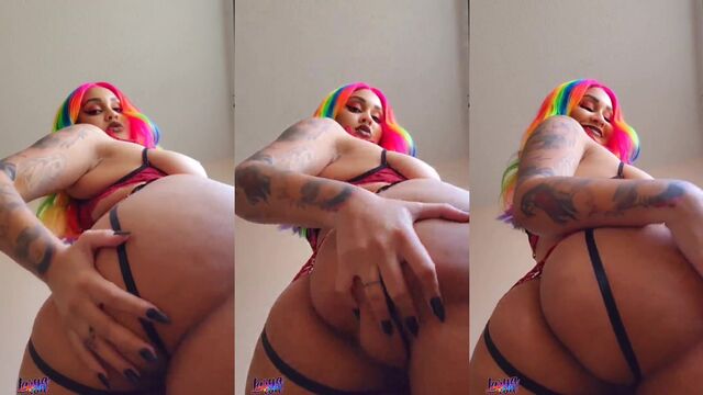 Larya Von shows her huge ass and plays with it in a sensual video