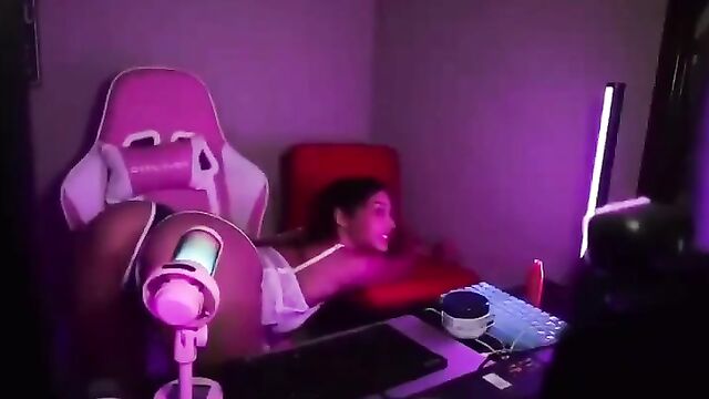 LaylaJenner gets banned for showing her pussy on Twitch stream