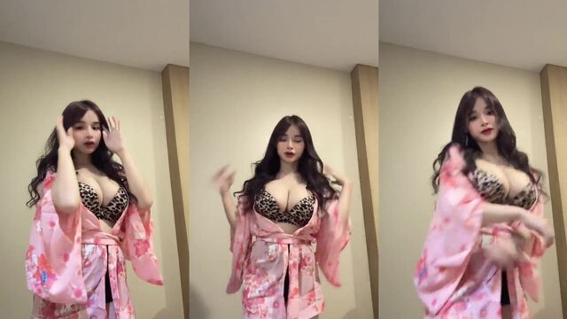 Cute curvy teen strips down to show off her huge boobs on Snapchat