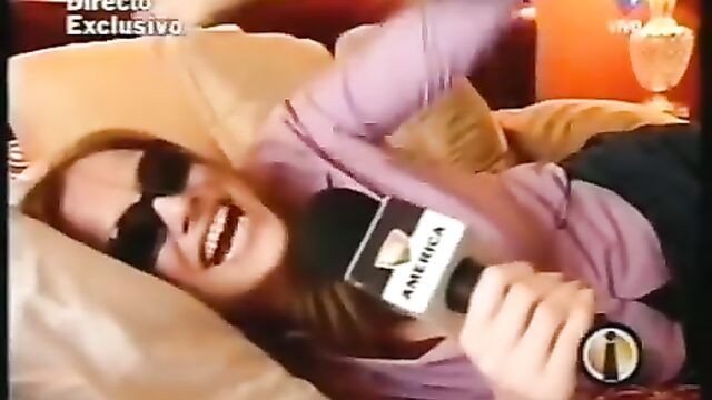 Periodista y presentadora Connie Ansaldi mostró sus tetonas en la TV