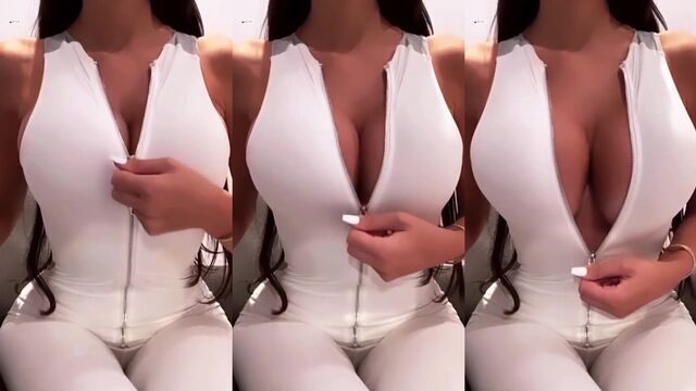Princesa Lengie gets her pussy railed by a well-endowed guy