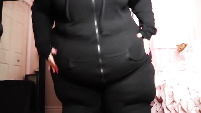 Hot fat belly action with a massive SSBBW ass in motion
