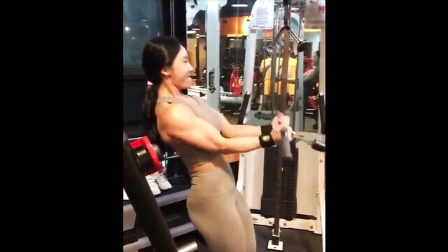 Female Bodybuilder Nikkita Fitness FBB Flexes Her Muscle Women Body