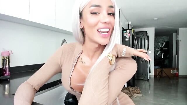 TS beauty Laura Saenz gets cum on her booty