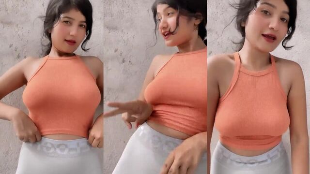 Desi bhabhi’s big boobs bounce as she rubs them without a bra