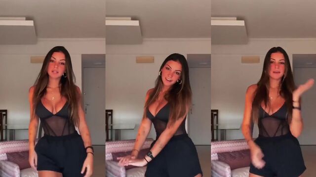 A delicious girl showing off her ass on social networks