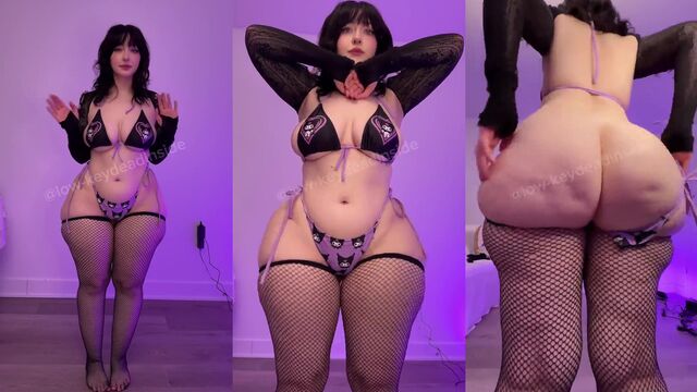 A bigass girl is having her first orgasm after a massage
