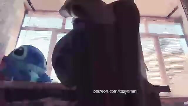 Tasyamini shows her best twerking skills 