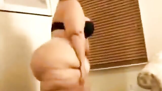 Fat BBW shakes her fat ass with amazing body