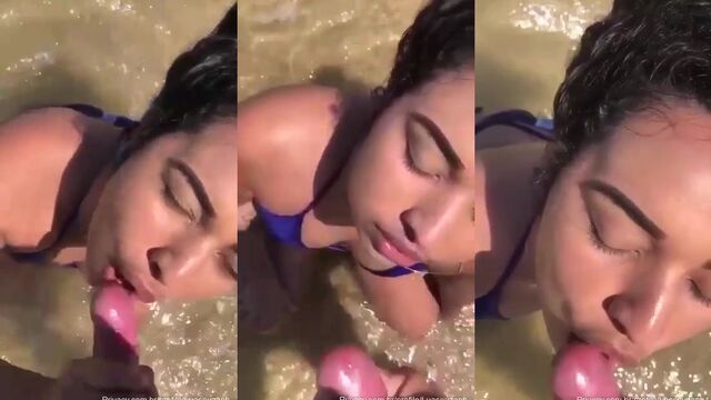 A gostosa is exposing herself on the beach