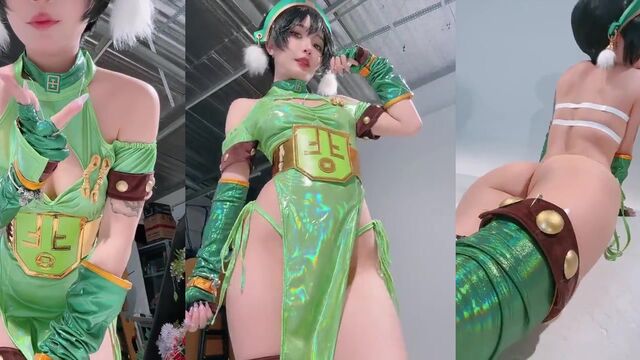 The hot cosplayer UMEKOJ seduces with her pussy and fingers in this amazing video