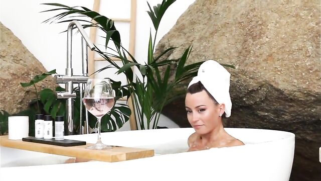Anna Zapala leaked video from a bathtub, showcasing her sensual side in lingerie