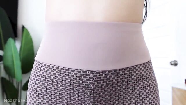 Heatheredeffect’s nipple play is soothing and seductive in this ASMR video