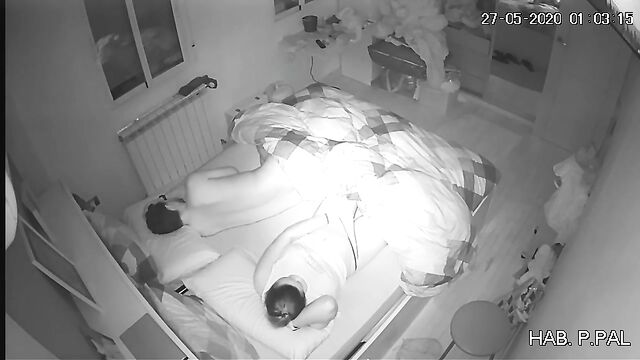 A ninfomana woman fucks in front of the webcam with her IP cam