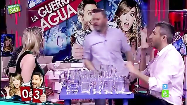 Rubia modelo Anna Simon es presentada en un programa de televisión
