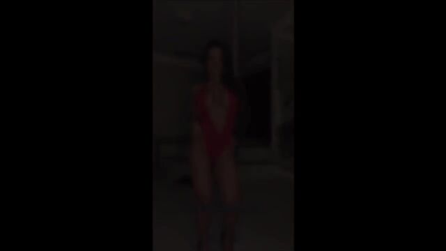 Fitness Nadine Borges shows off her body in thong and bra